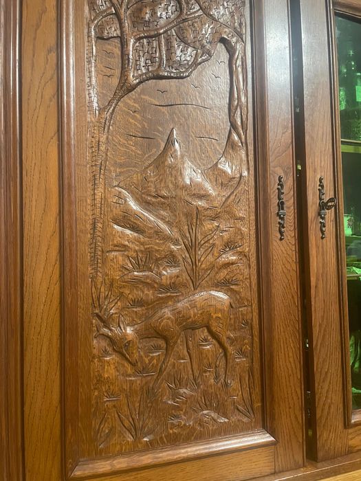 Witryna kredens szafa drewniana z motywami jeleni i lasu