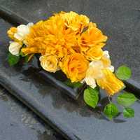 Nagrobna kompozycja żółte kwiaty serce na grób pomnik cmentarz