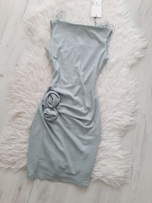 ZARA piękna sukienka jasno niebieska z kwiatami i marszczeniem XS