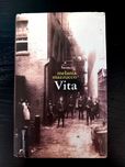 "Vita" Melania Mazzuco, Seria z miotłą