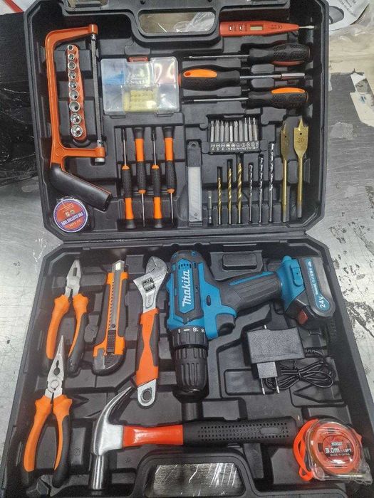 Шуруповерт Makita із великим набором інструментів