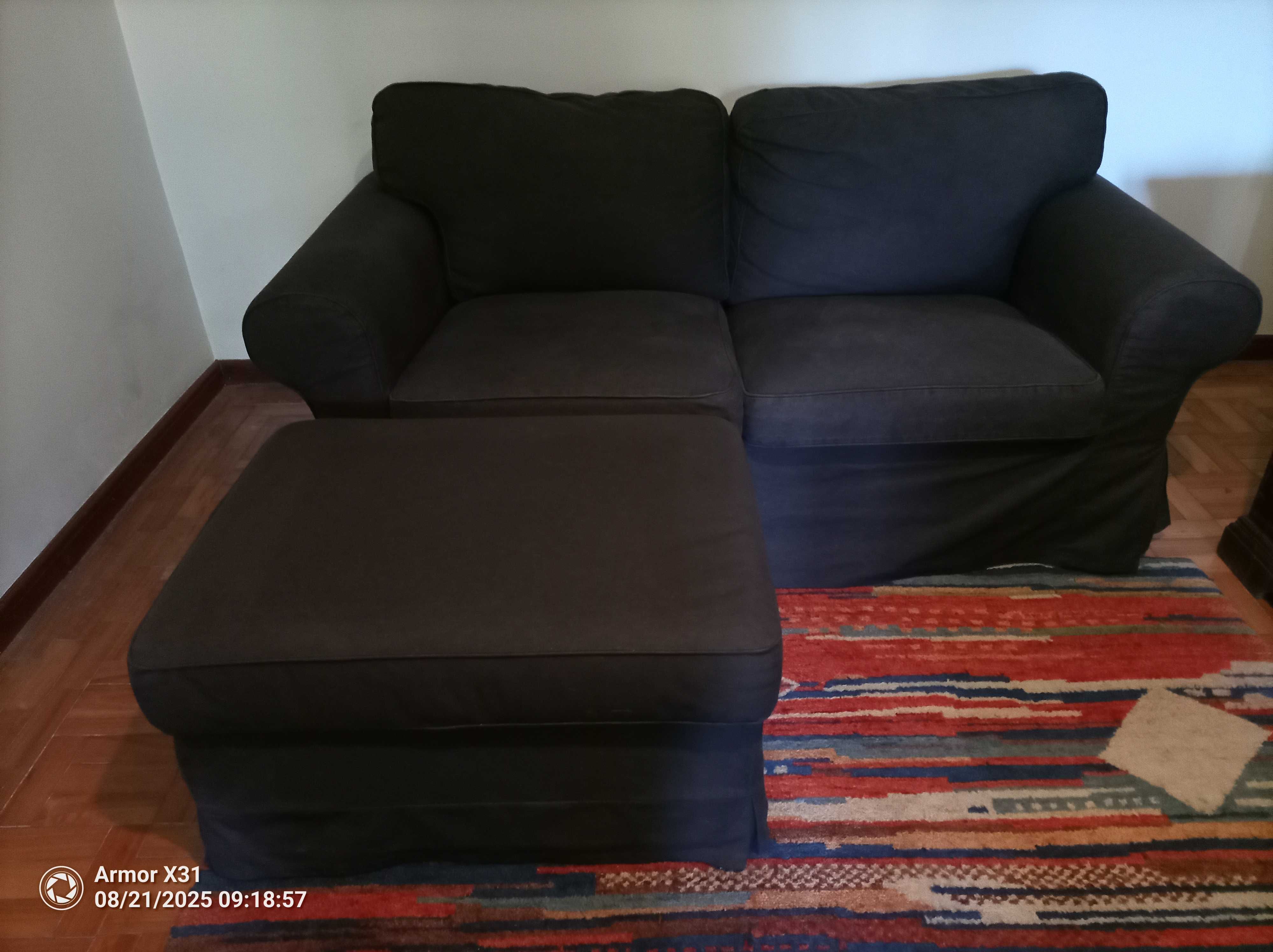 Sofá preto de dois lugares