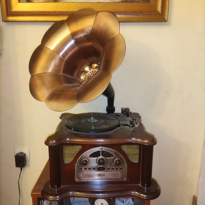 Ретро проигрыватель винила с FM/AM радио и CD Classic