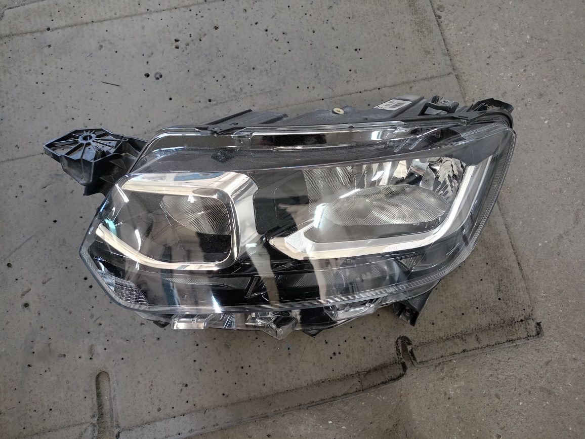 Citroen Berlingo IV lampy przód