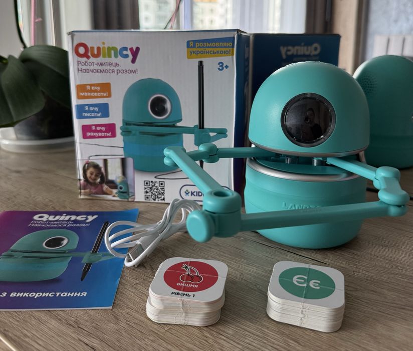 Інтерактивний робот Квінсі Quincy