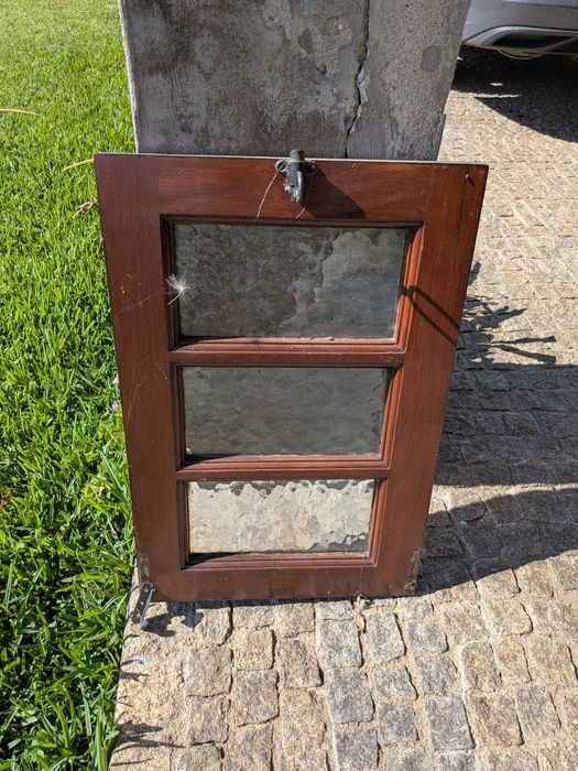 Várias janelas de madeira