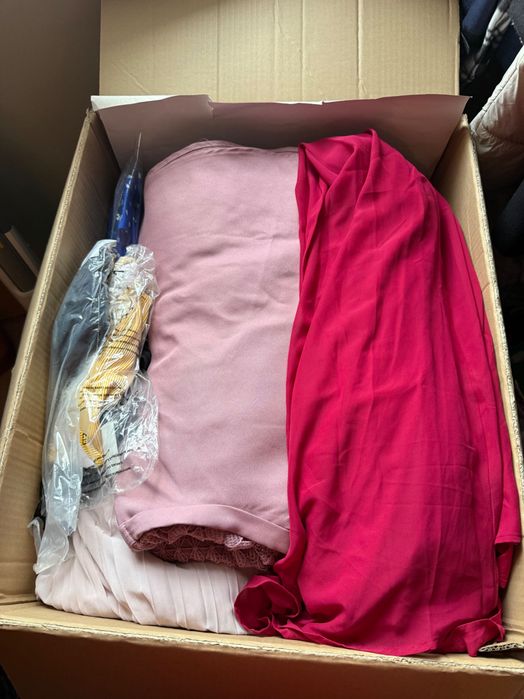 Box ubrań nowych box z sukienkami