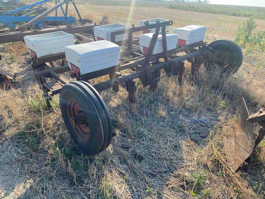 Чизель з банками для внесення мінеральних добрив