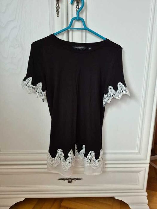 Czarna bluzka z haftowanymi aplikacjami/r.36