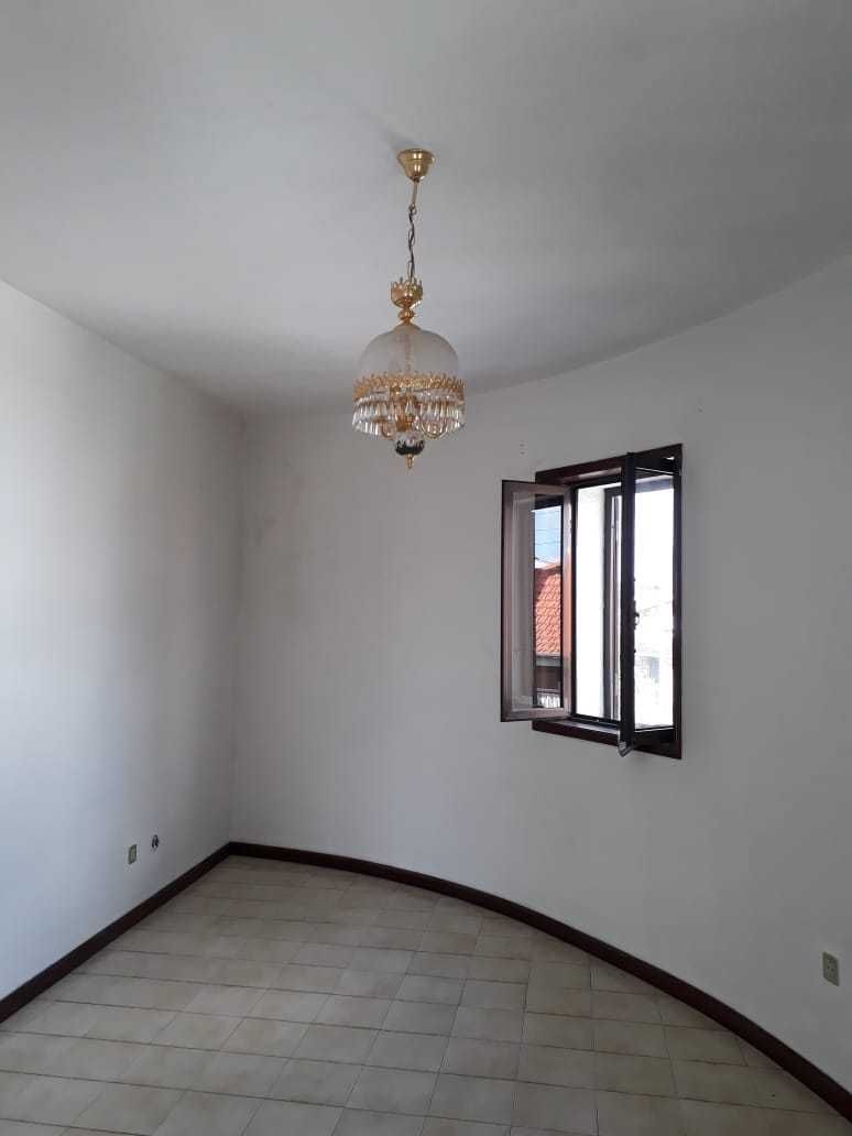 Casa geminada, 2frentes, 2entradas, 2pisos, T1 terraço, esp. comercial