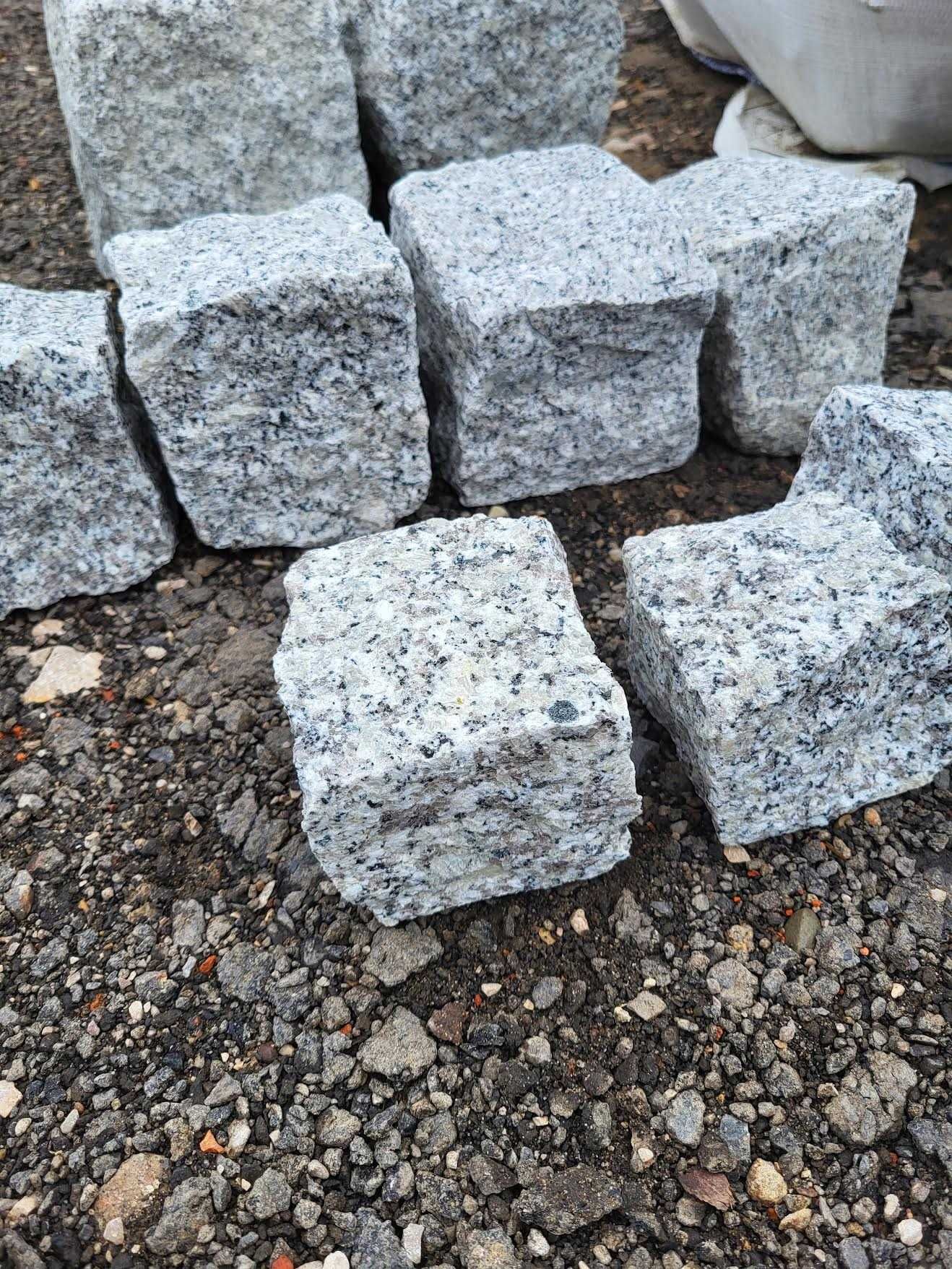 Słupek granitowy szary surowy łupany Granit murowy Kamień murowy szary