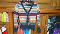 Sweterek kolorowy w paseczki zapinany na guziczki