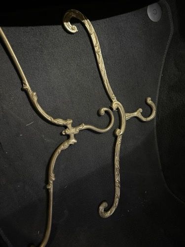 Wieszaki mosiezne. Nie zniszczone.