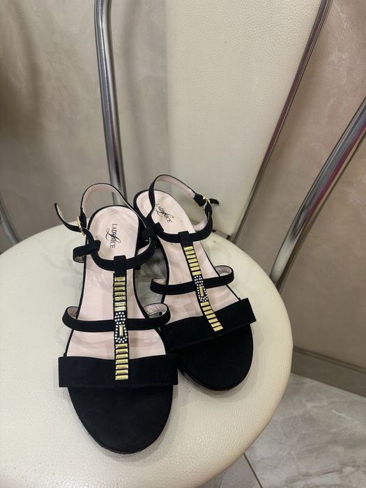 Жіночі босоніжки на підборах, на каблуку