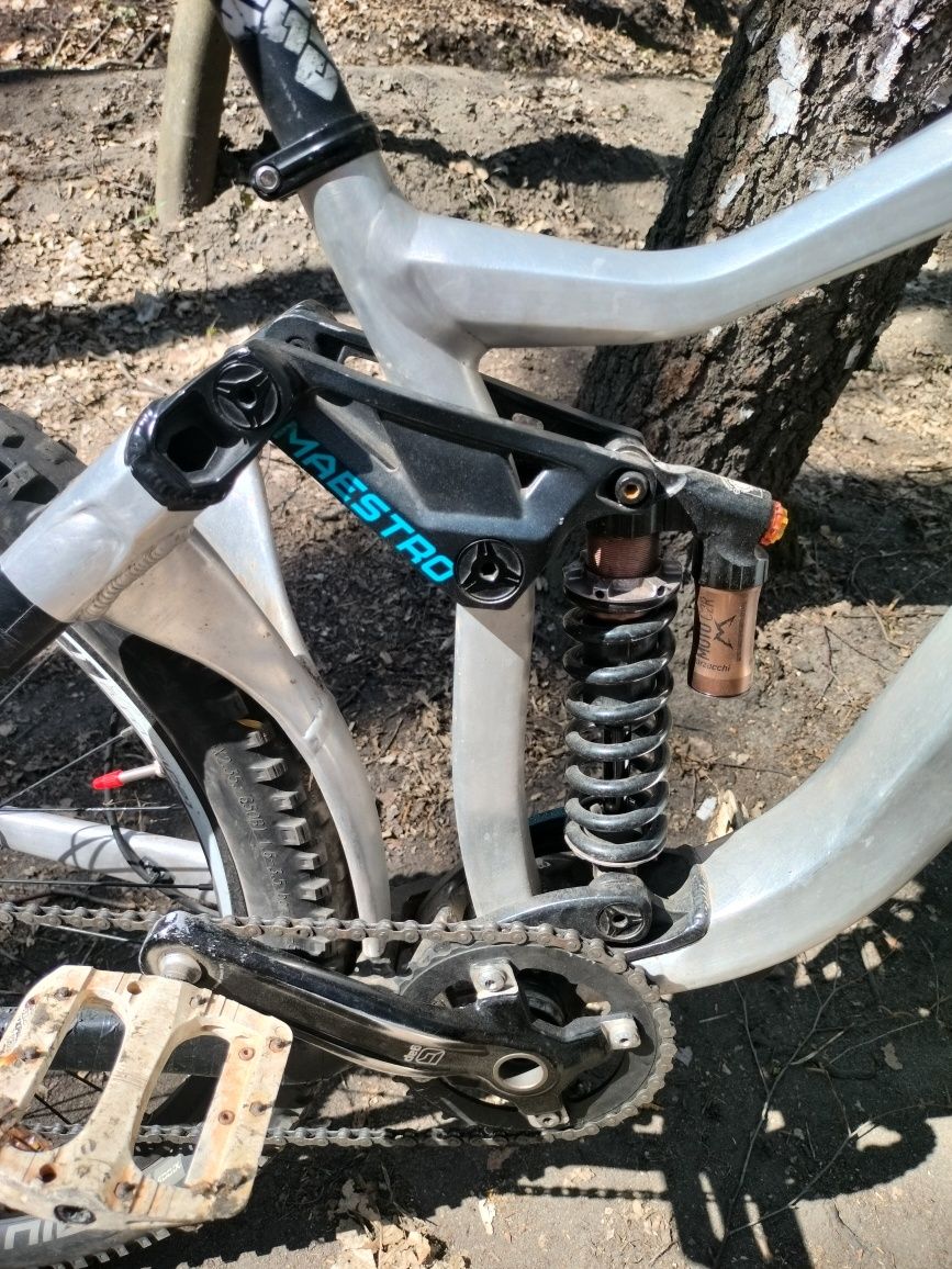 Giant Glory 2017 – DH/enduro – RockShox, SRAM, Moto C