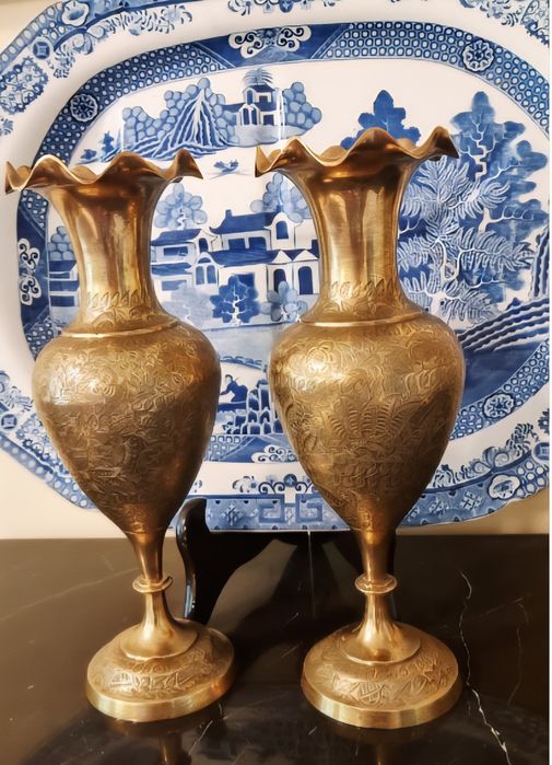 Vendo par de jarras em latão