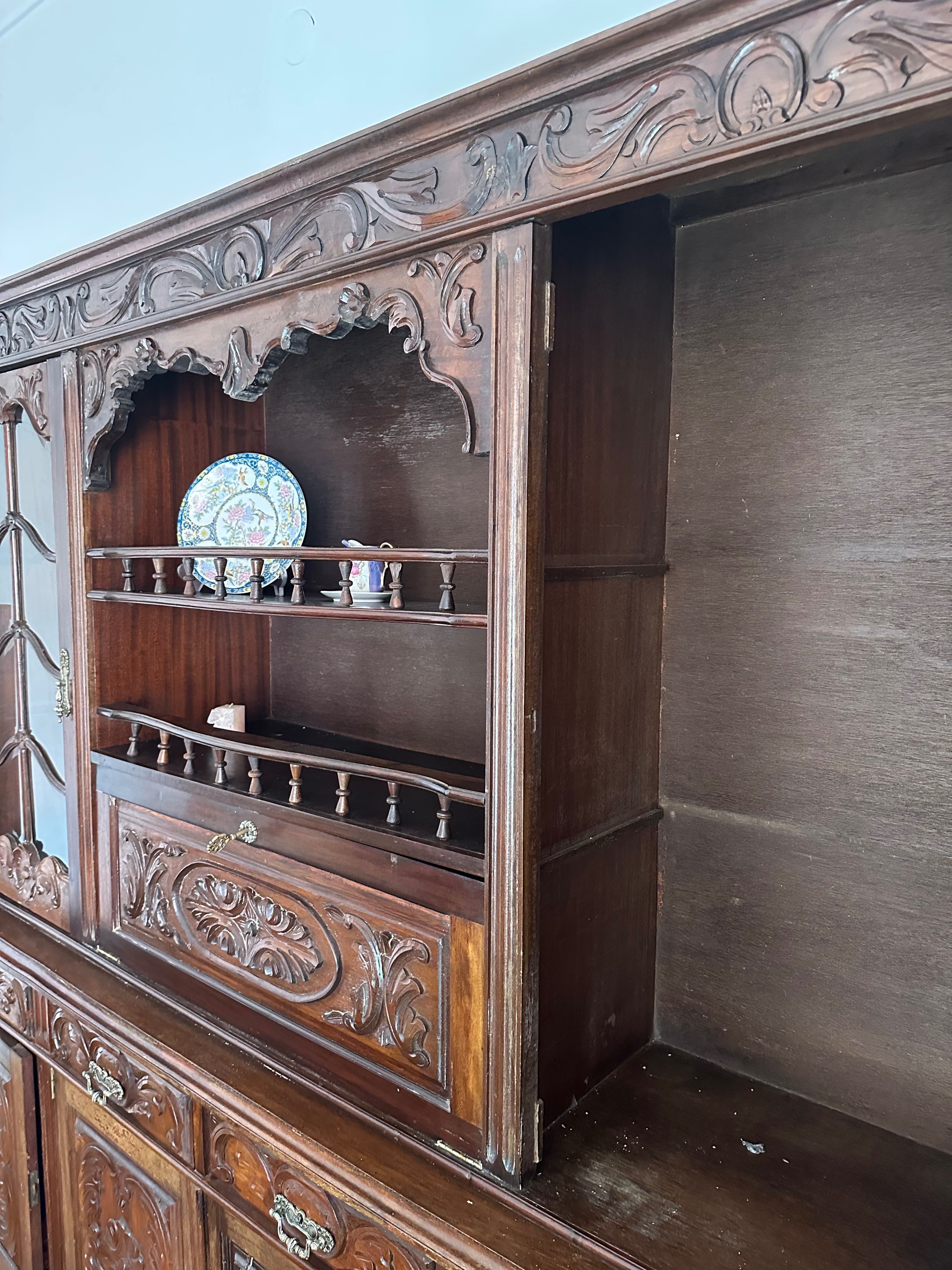 Móvel de Sala antigo em madeira maciça (carvalho) com bar e vitrine