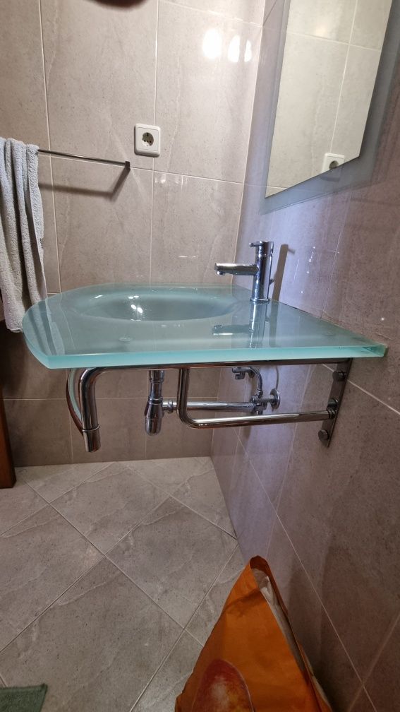 Lavatório em vidro