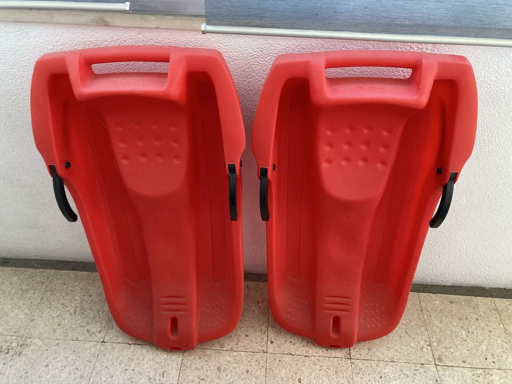 Dois trenós vermelhos