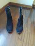 Botas pretas com algum uso