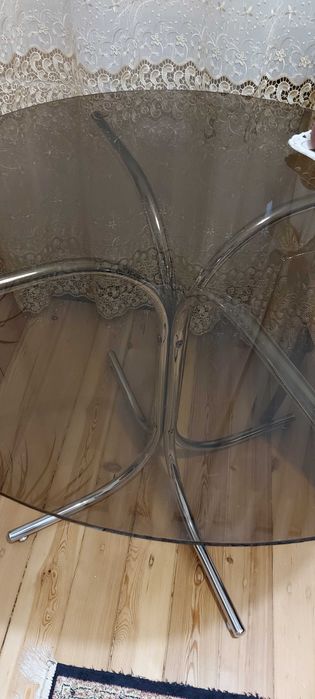 Стол стеклянный,круглый.Подарок скатерть.