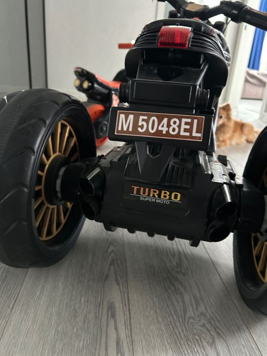 Дитячий електромобіль