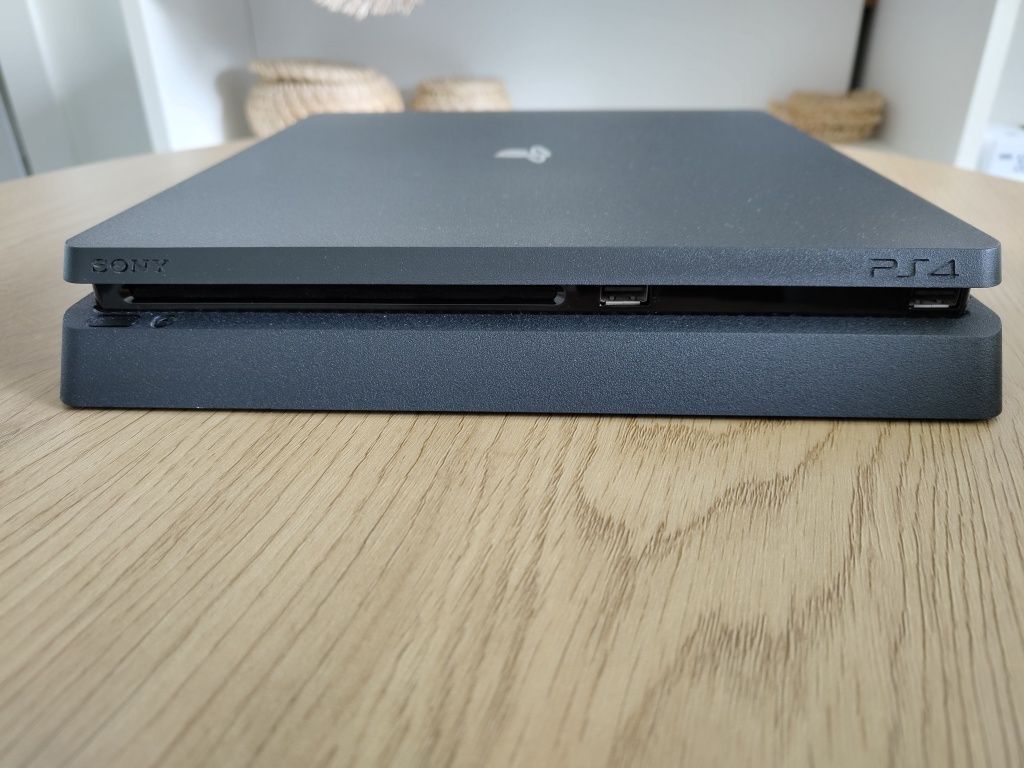 PS4 slim z dyskiem SSD 2 pady i gra