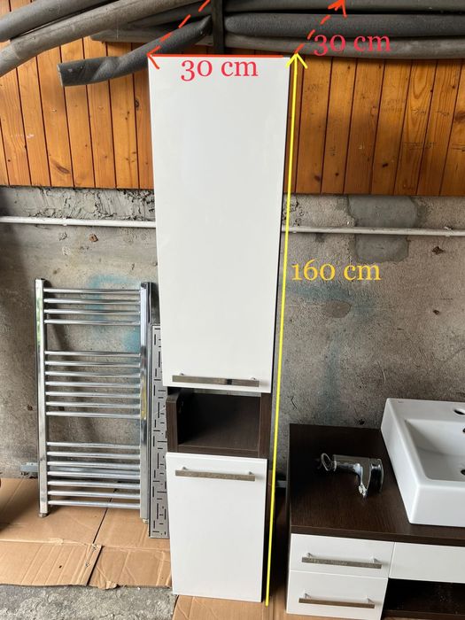 Meble łazienkowe, umywalka, deszczownica i grzejnik