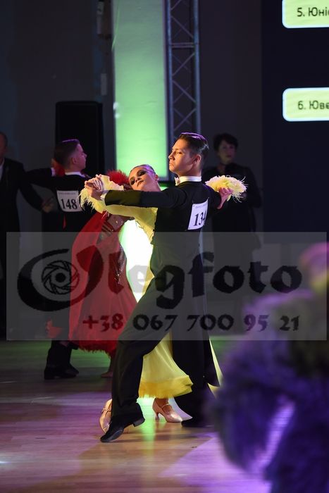 Продам фрак пошив RomanS. Повний комплект