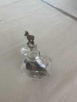Garrafa para aguardente com figurinha de madeira esculpida à mão
