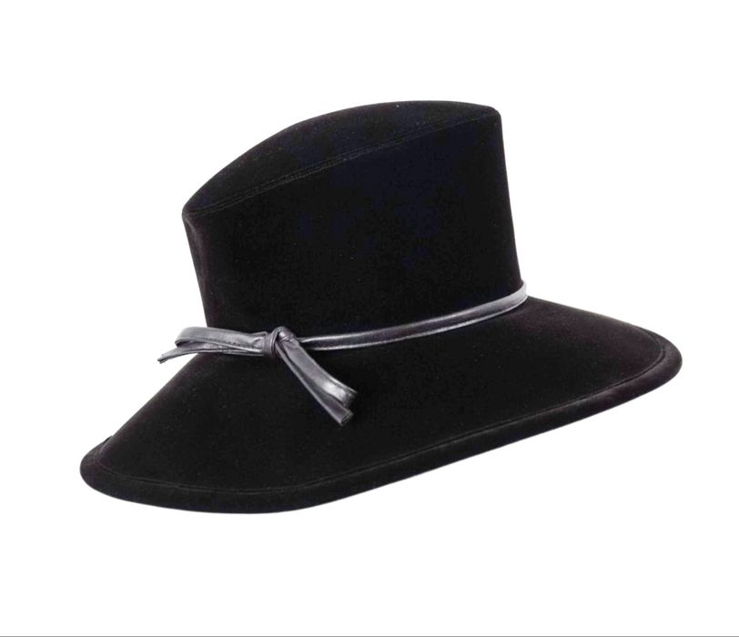 Жіноча вінтажна шляпка