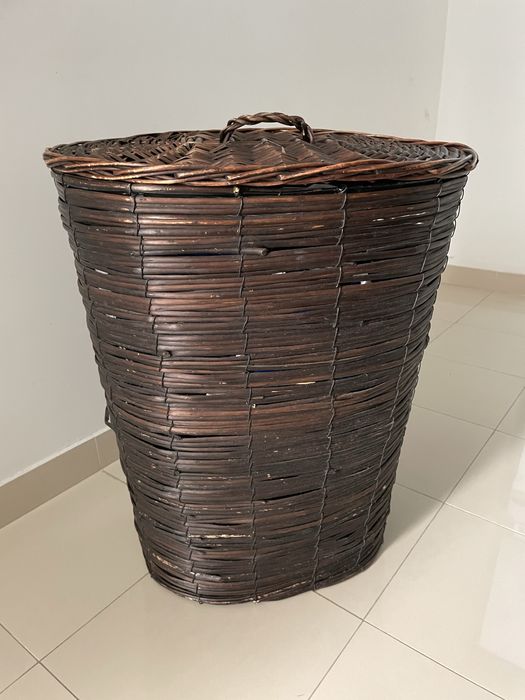 Cesto de vime escuro com tampa