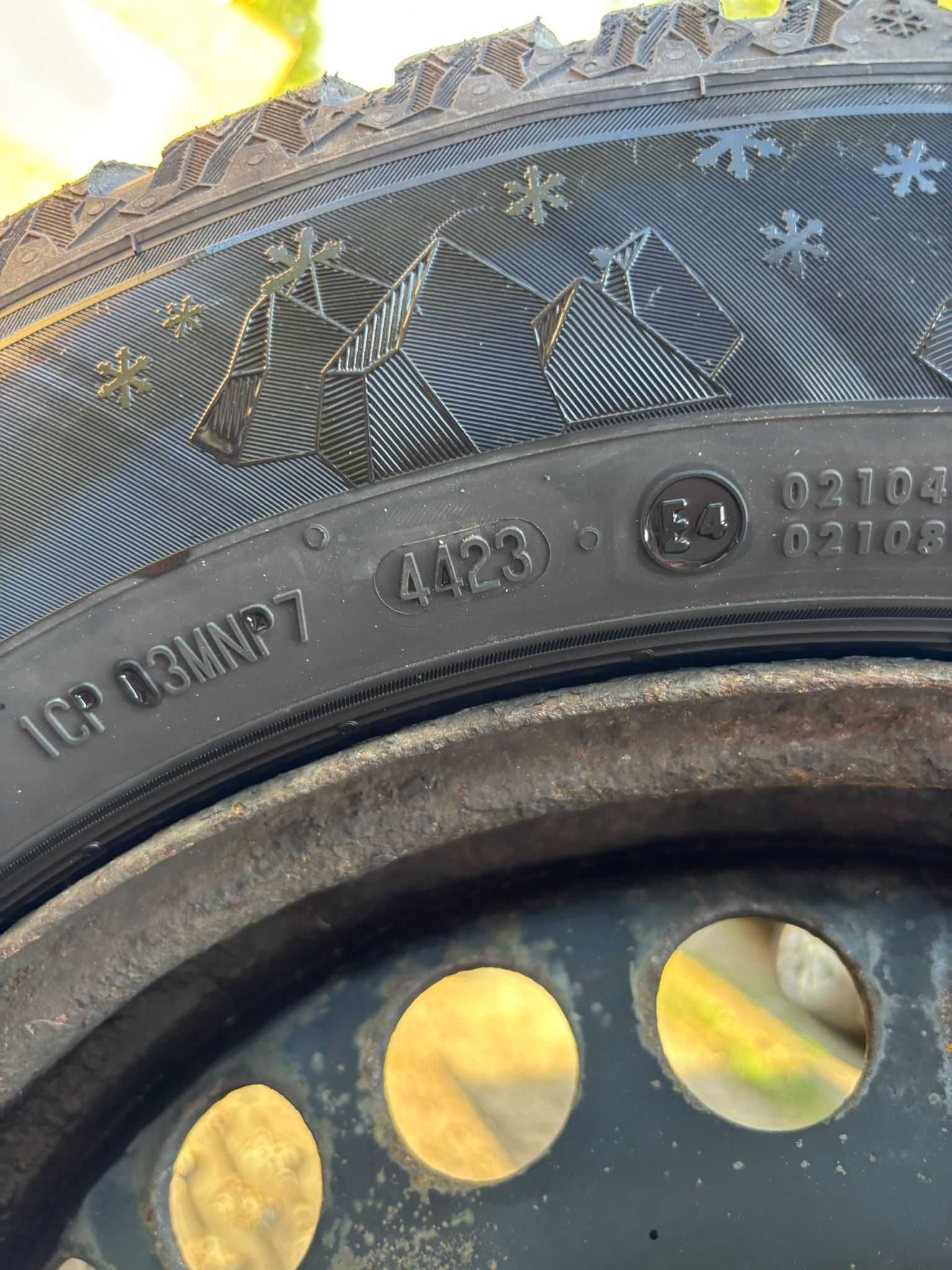 Opony zimowe Semperit 215/60 R16 na felgach stalowych 5x108