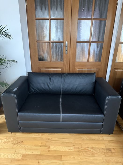 Rozkładana czarna sofa