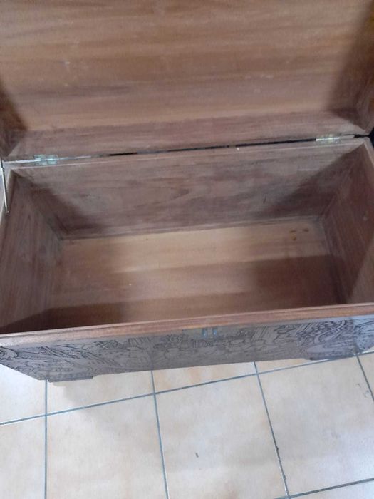 Arca de madeira trabalhada(relevo) principio dos anos 80 como nova