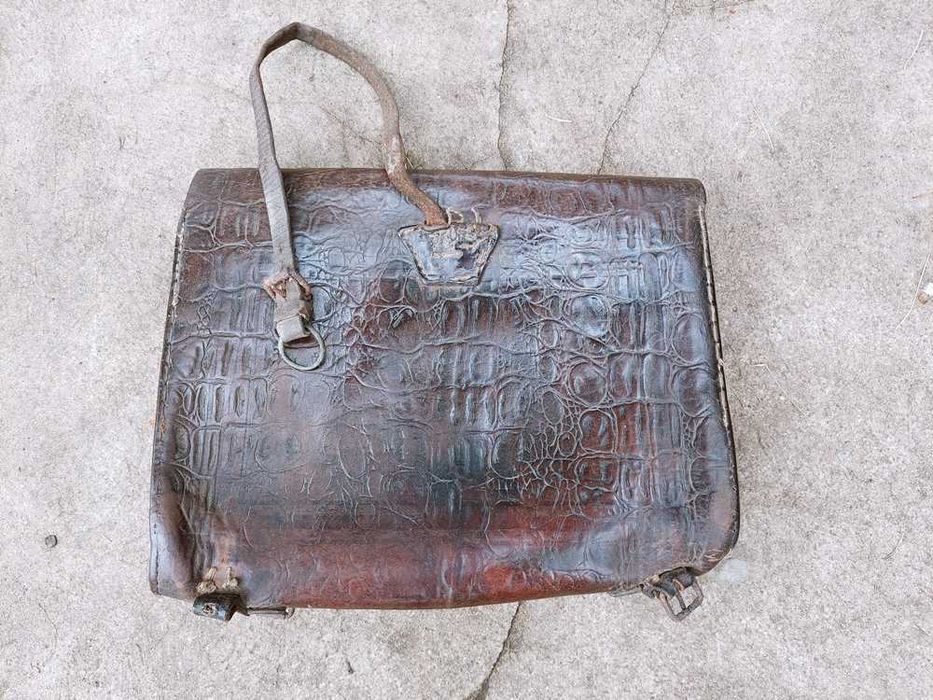 Stara torba, tornister, plecak, raportówka skóra stara.