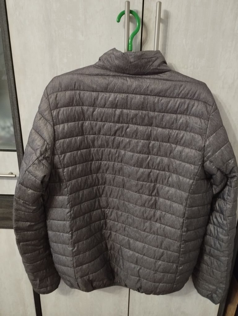 Продам куртку  (практично нова)