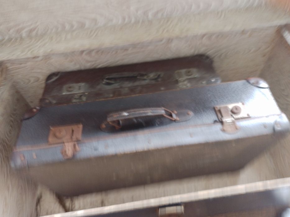 Stary kufer podróżny z Kanady i dwie walizki