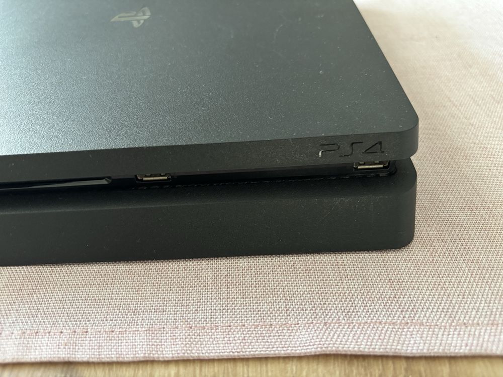 Ps4 slim 1Tb plus dwa pady