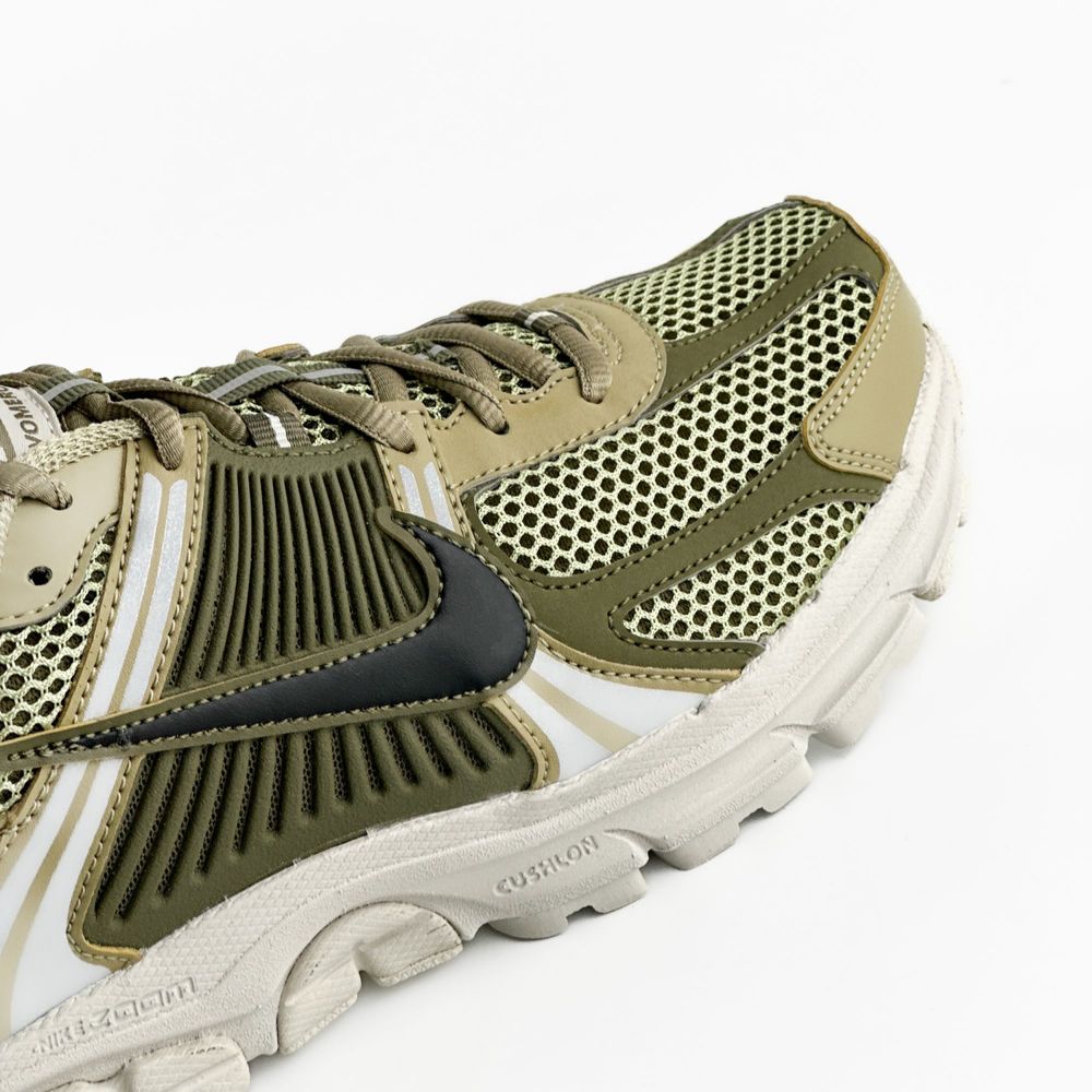 Кросівки Unisex NIKE ZOOM VOMERO 5 оригінал FJ1915-200