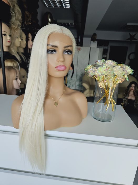 Długa peruka premium proste włosy perłowy blond Kim Kardashian