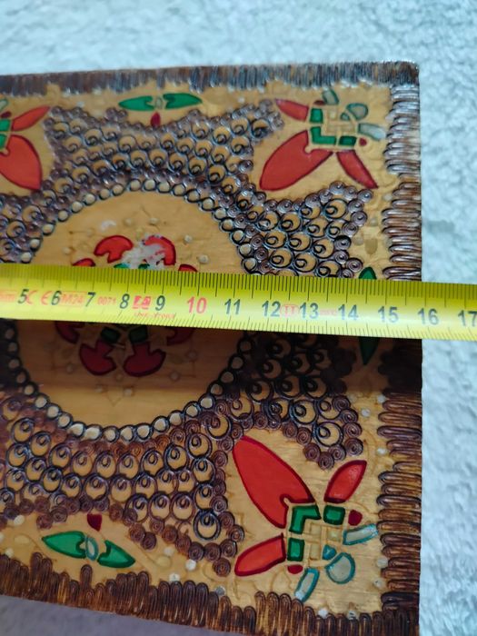 Drewniana szkatułka ręcznie zdobiona z PRL