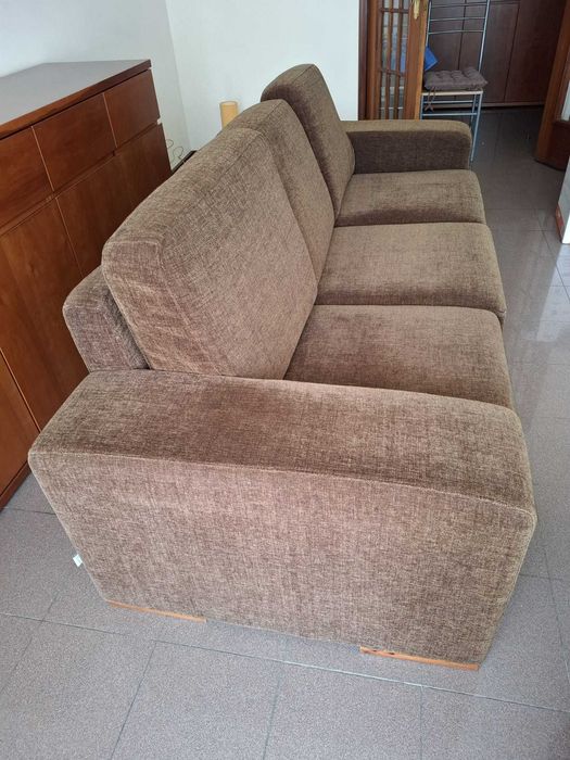 Sofá castanho com 233 cm de comprimento