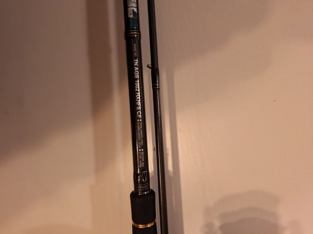 Daiwa Tournement AGS 3.05 com carreto Saltist 4000 e linha Daiwa tourn