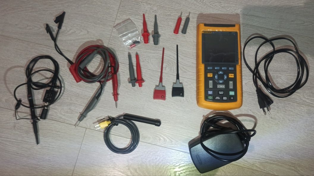 Fluke 123  прилад