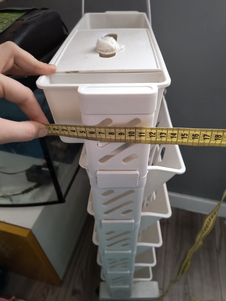 Plastikowy ragł na książki,na kółkach