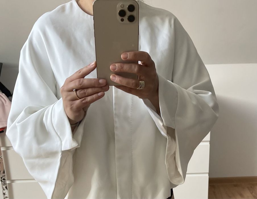 Biały żakiet zapinany