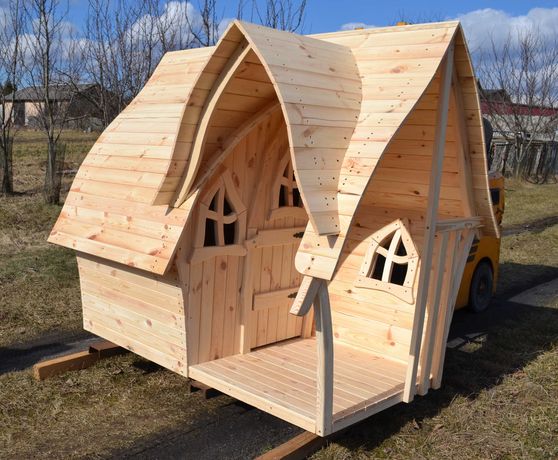 Drewniany lakierowny domek dla dzieci z podestem. producent