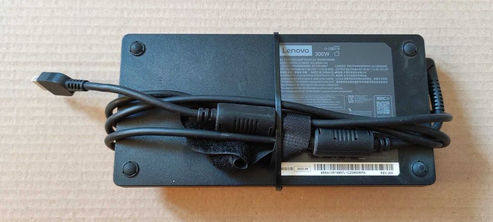 Zasilacz Lenovo 300W 15A 20V SlimTip prostokątna wtyczka ORYGINALNY