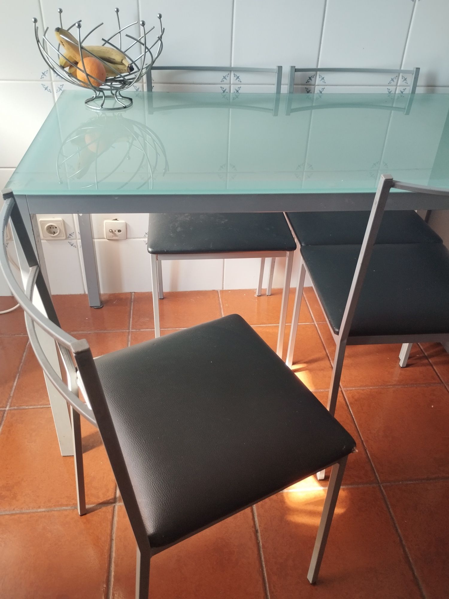 Mesa de cozinha e cadeiras